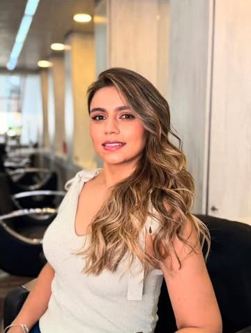 Honey Caramel Blonde: balayage miel en melena con ondas