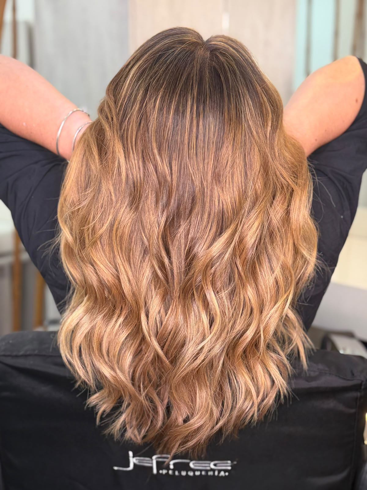 Balayage miel sin decoloración, visto de espaldas, con la capa de Jefree
