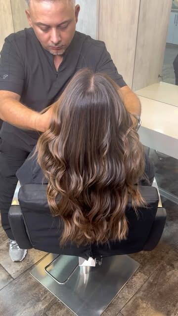 Jefree trabajando un balayage mocca
